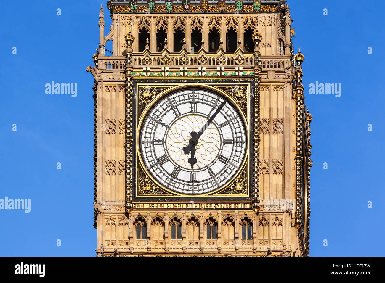 Nahaufnahme des Ziffernblattes von Big Ben in Westminster, London an einem klaren sonnigen Tag. Stockfoto