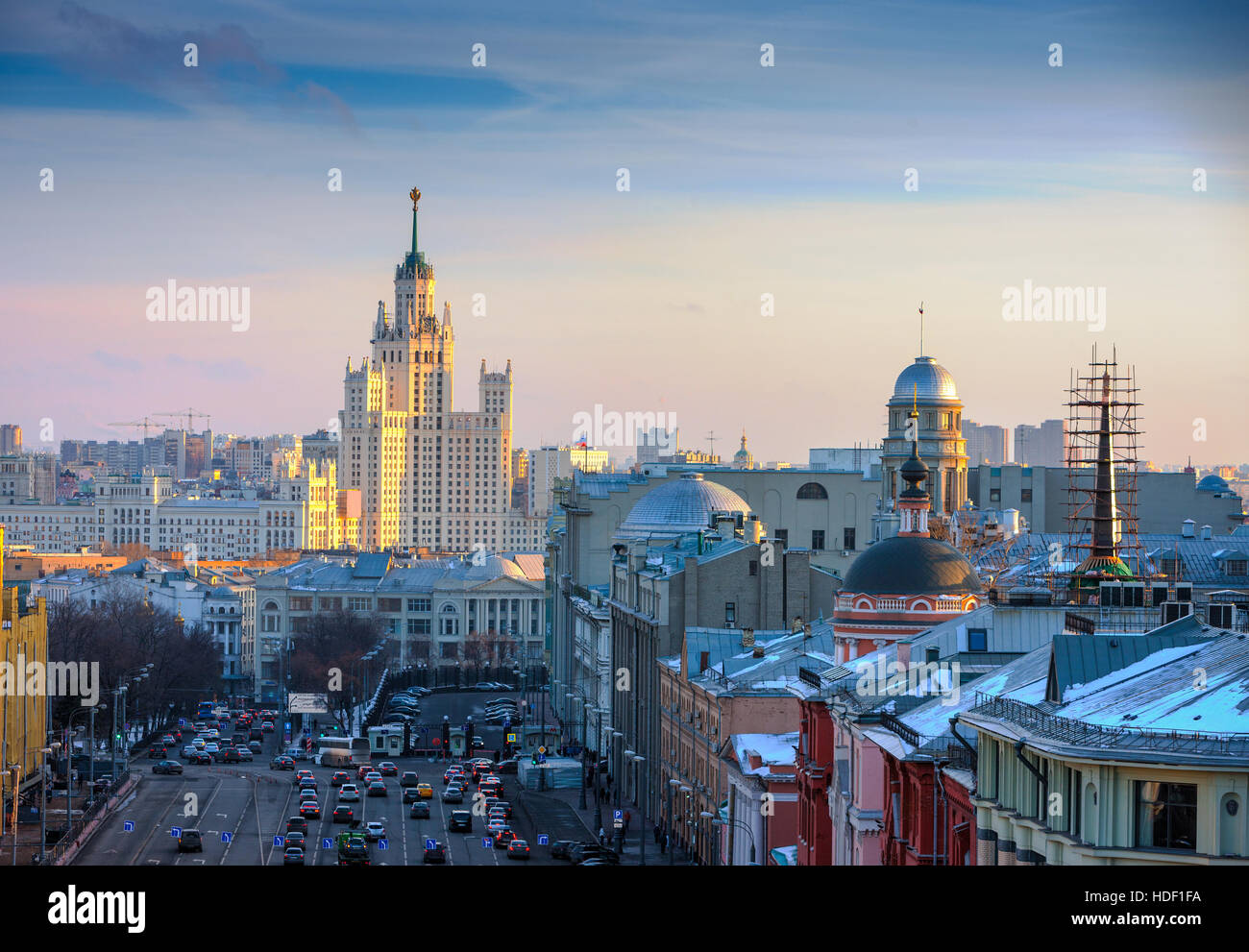 Moskau, Blick auf das Hochhaus am Kotelnicheskaya Ufer und im Bereich der Iljinski Tor. Stockfoto