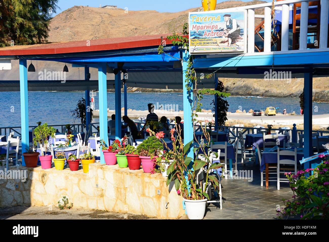 Traditionelle griechische Taverne Restaurant am Meer, Panormos, Kreta, Griechenland, Europa. Stockfoto
