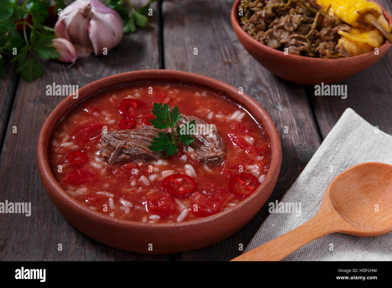 Traditionelle georgische Suppe Kharcho mit Fleisch und Reis in Keramik Stockfoto