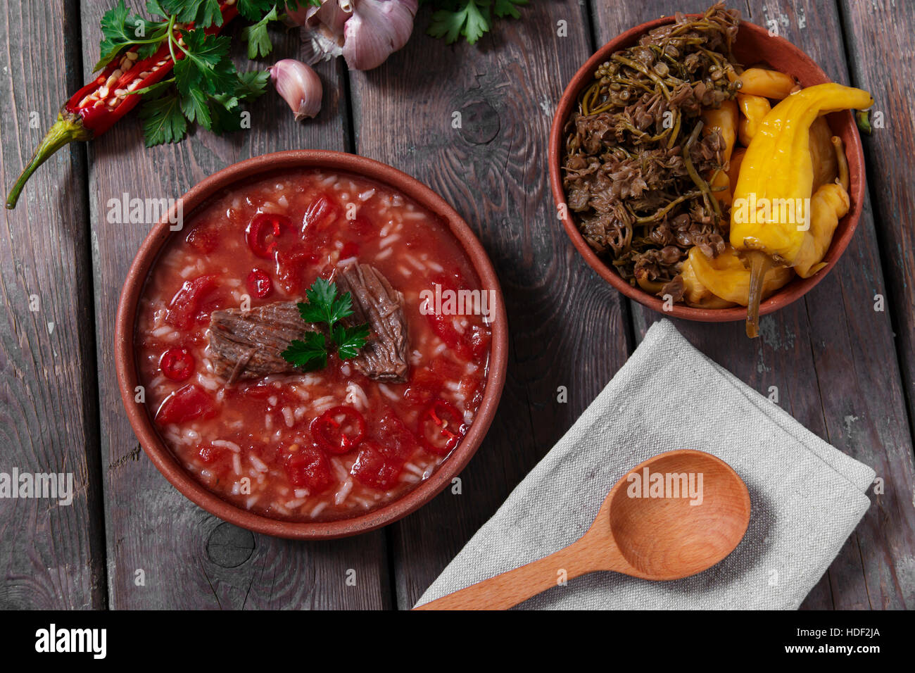 Traditionelle georgische Suppe Kharcho mit Fleisch und Reis in Keramik Stockfoto
