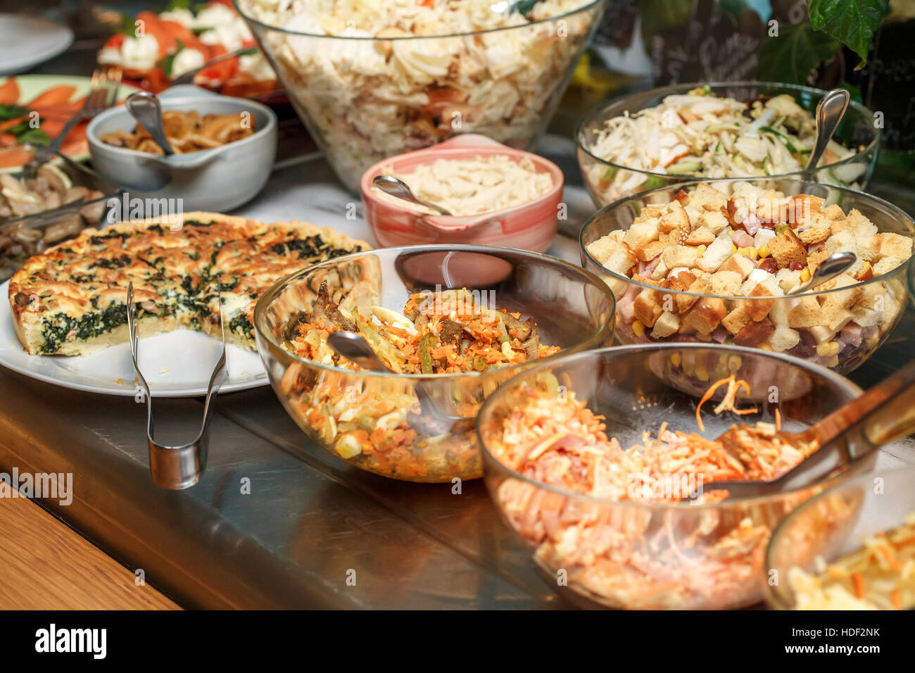 Schalen mit verschiedenen Speisen im SB-restaurant Stockfoto