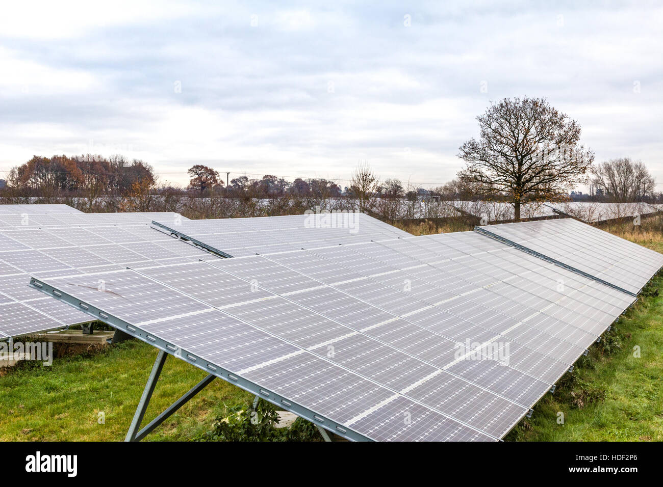 Sonnenkollektoren in Sudbury Solarpark Derbyshire England Stockfoto