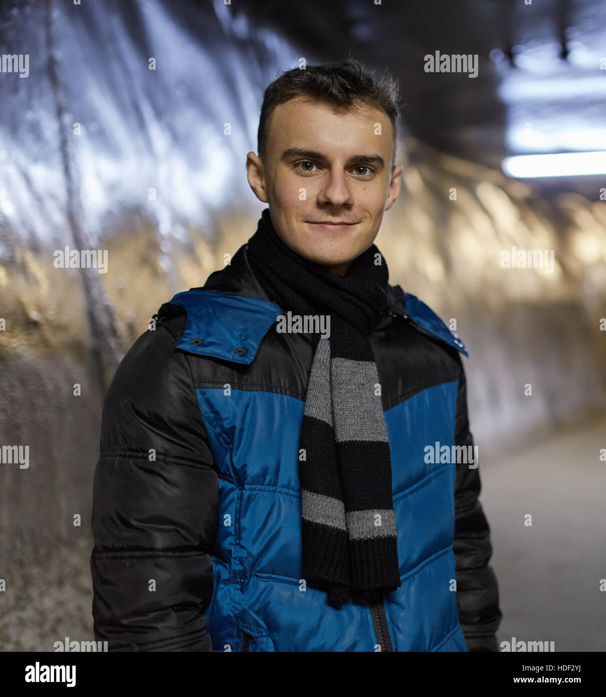 Nahaufnahme eines Teenager-jungen Touristen erkunden eine Salz mine tunnel Stockfoto