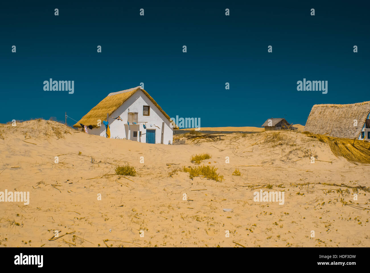 Foto des weißen Hauses am Sandstrand in Valizas in Uruguay. Stockfoto