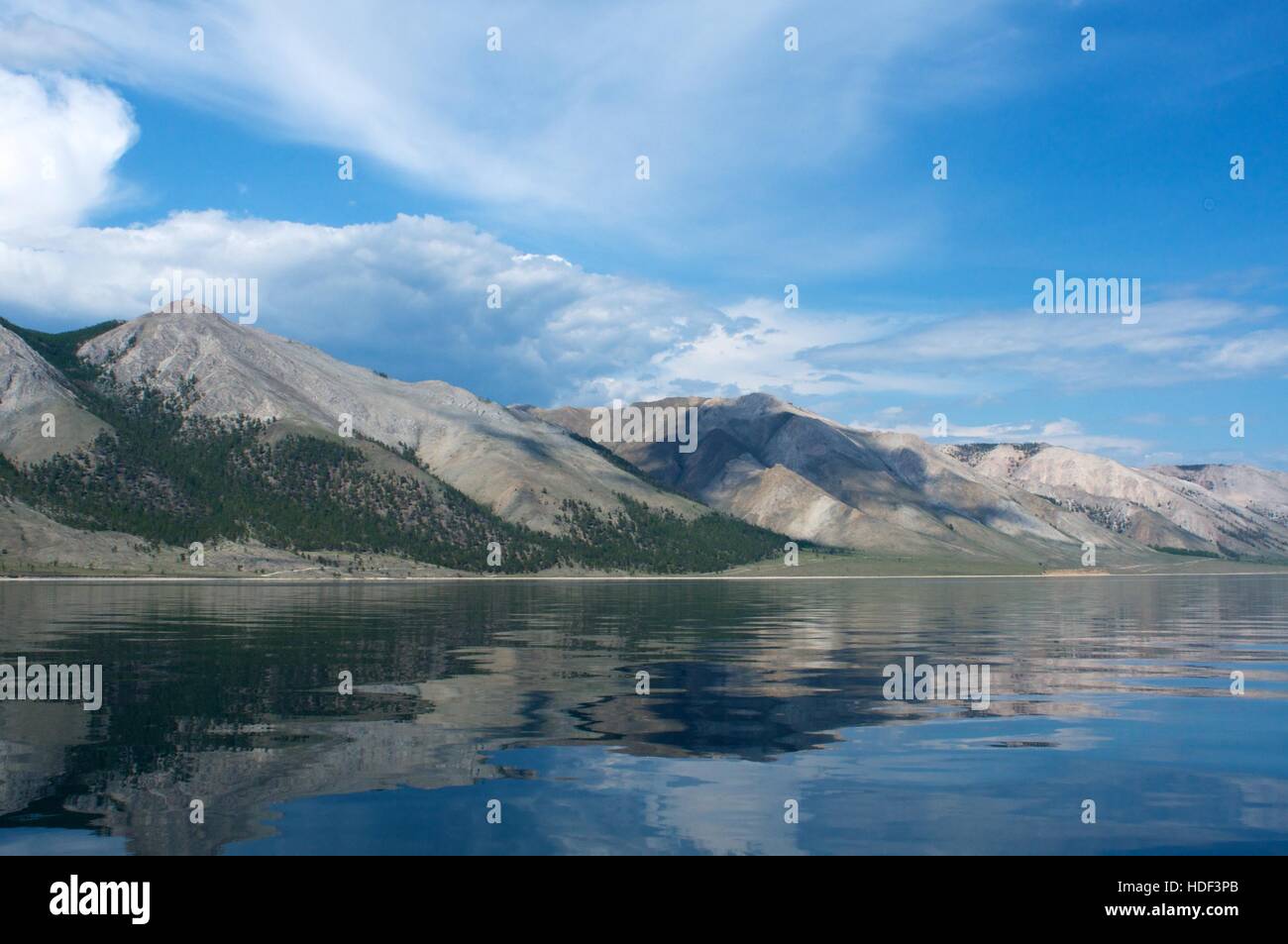 Bergen am Baikalsee einen klaren Tag, blauer Himmel Stockfoto