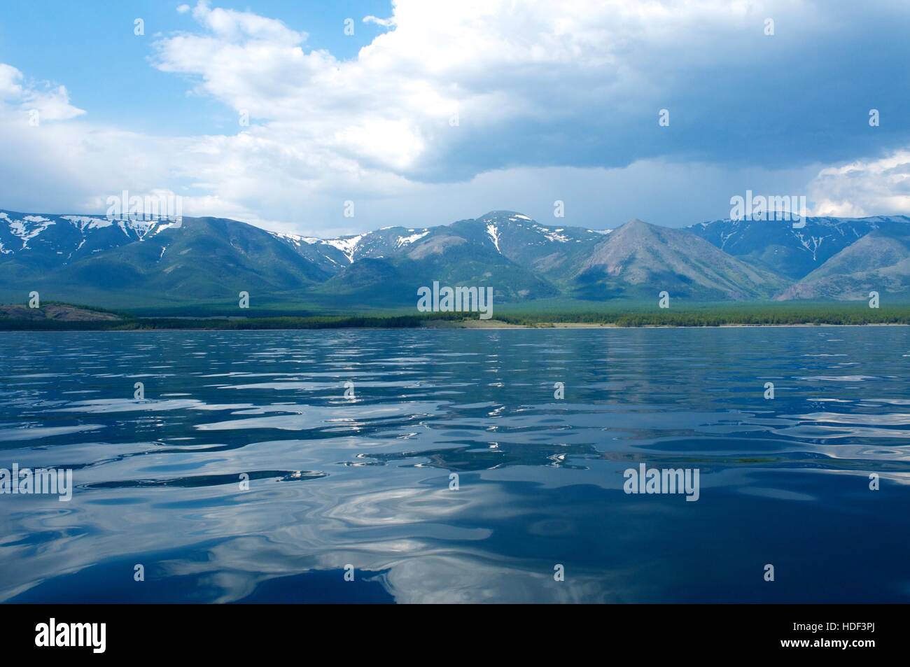 Bergen am Baikalsee einen klaren Tag, blauer Himmel Stockfoto