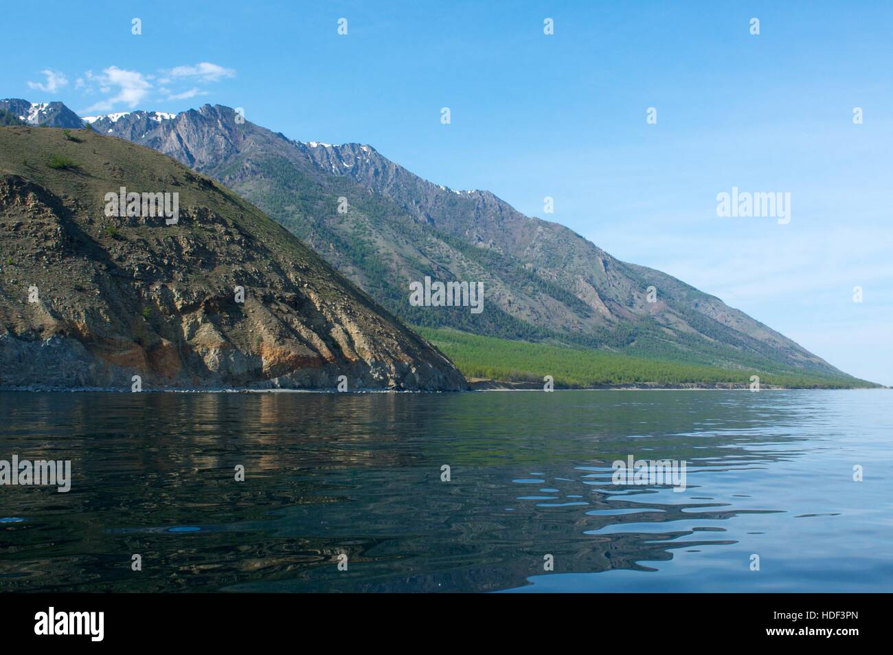 Bergen am Baikalsee einen klaren Tag, blauer Himmel Stockfoto