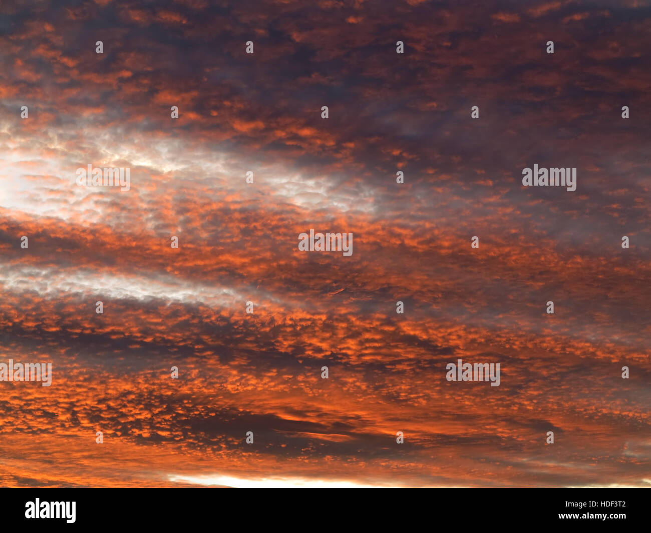 Roter Himmel in der Abenddämmerung - Bild der rosa Himmel - Zwielicht - Sonnenuntergang Farben Stockfoto