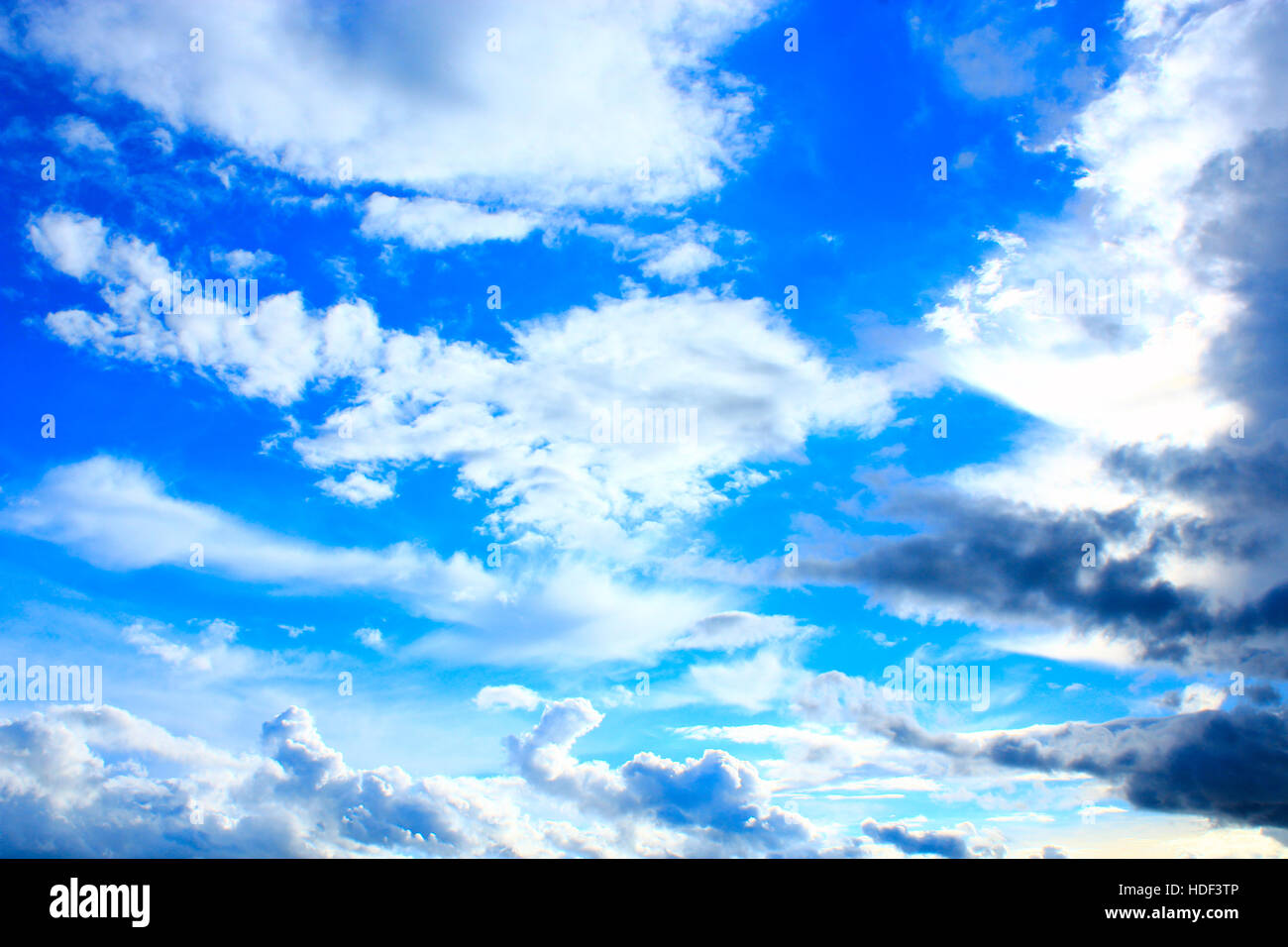 Schöne weiße Wolken am blauen Himmel Hintergrund Stockfoto