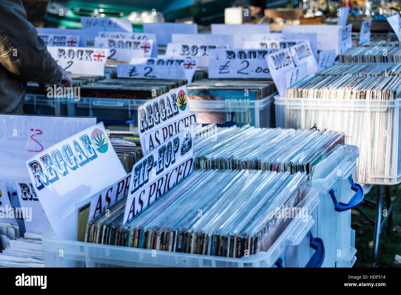 Alte Vinyl Schallplatten zum Verkauf auf einem Flohmarkt in London, England, UK Stockfoto