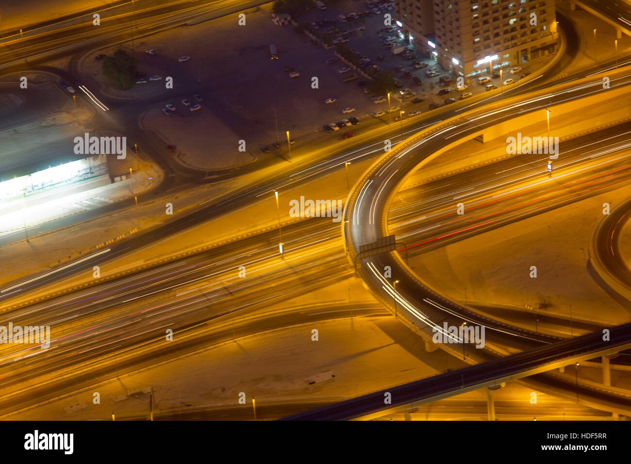 Helle Streifen auf Autobahnen in der Innenstadt von Dubai (VAE) in der Nacht Stockfoto