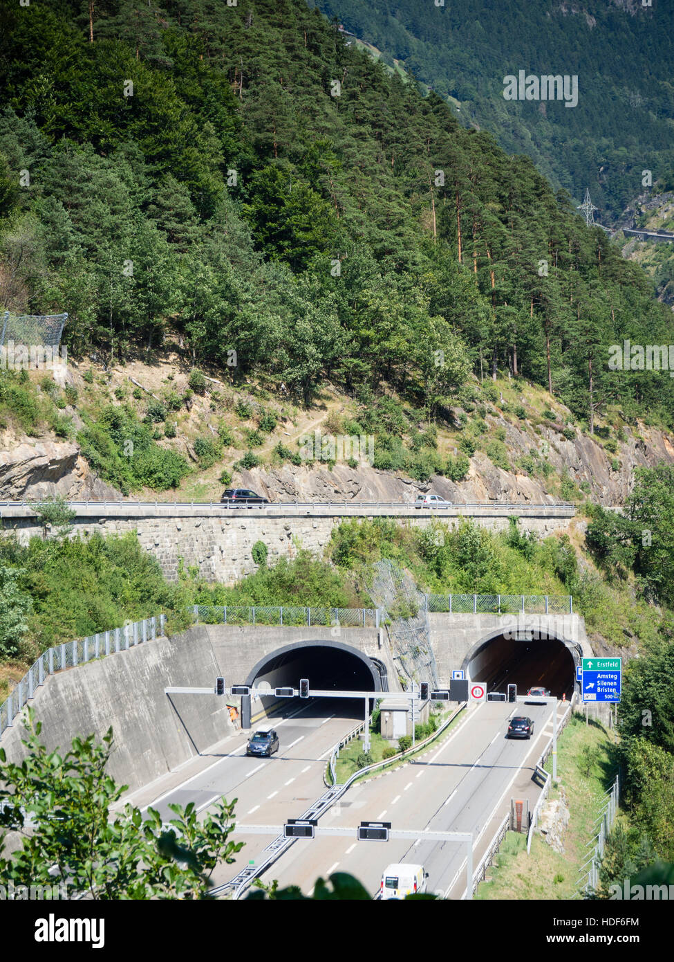 Tunneleinfahrt auf der Gotthard-Autobahn A2 in der Nähe von Amsteg, Schweiz (Kanton Uri) Stockfoto