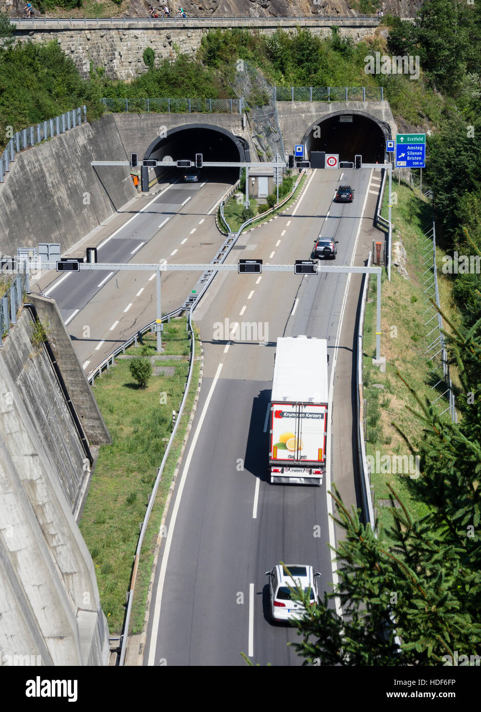 Tunneleinfahrt auf der Gotthard-Autobahn A2 in der Nähe von Amsteg, Schweiz (Kanton Uri) Stockfoto