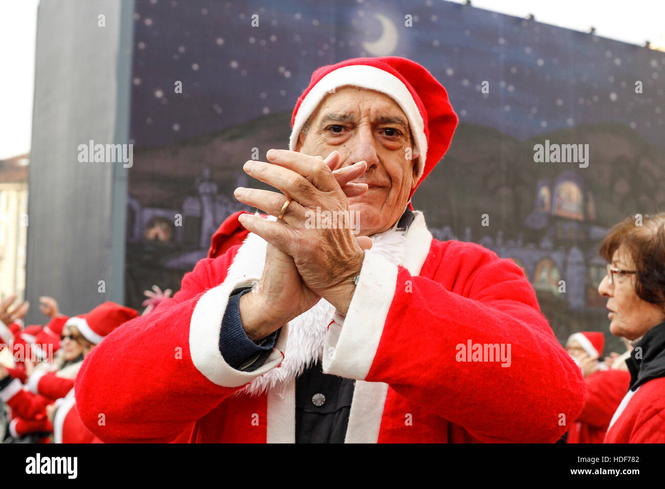 Leute, die mit Weihnachtsmann-Kostümen tanzen, Turin, Italien Stockfoto