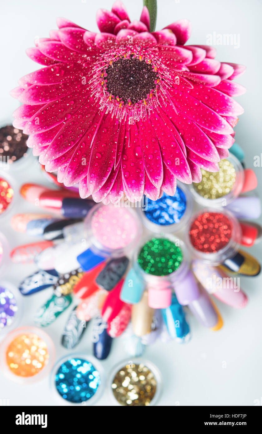 große Reihe von Nagellacken mit Blume Stockfoto