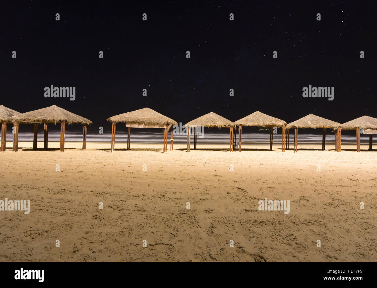 Vordächer von Sonne am Strand in der Nacht Stockfoto