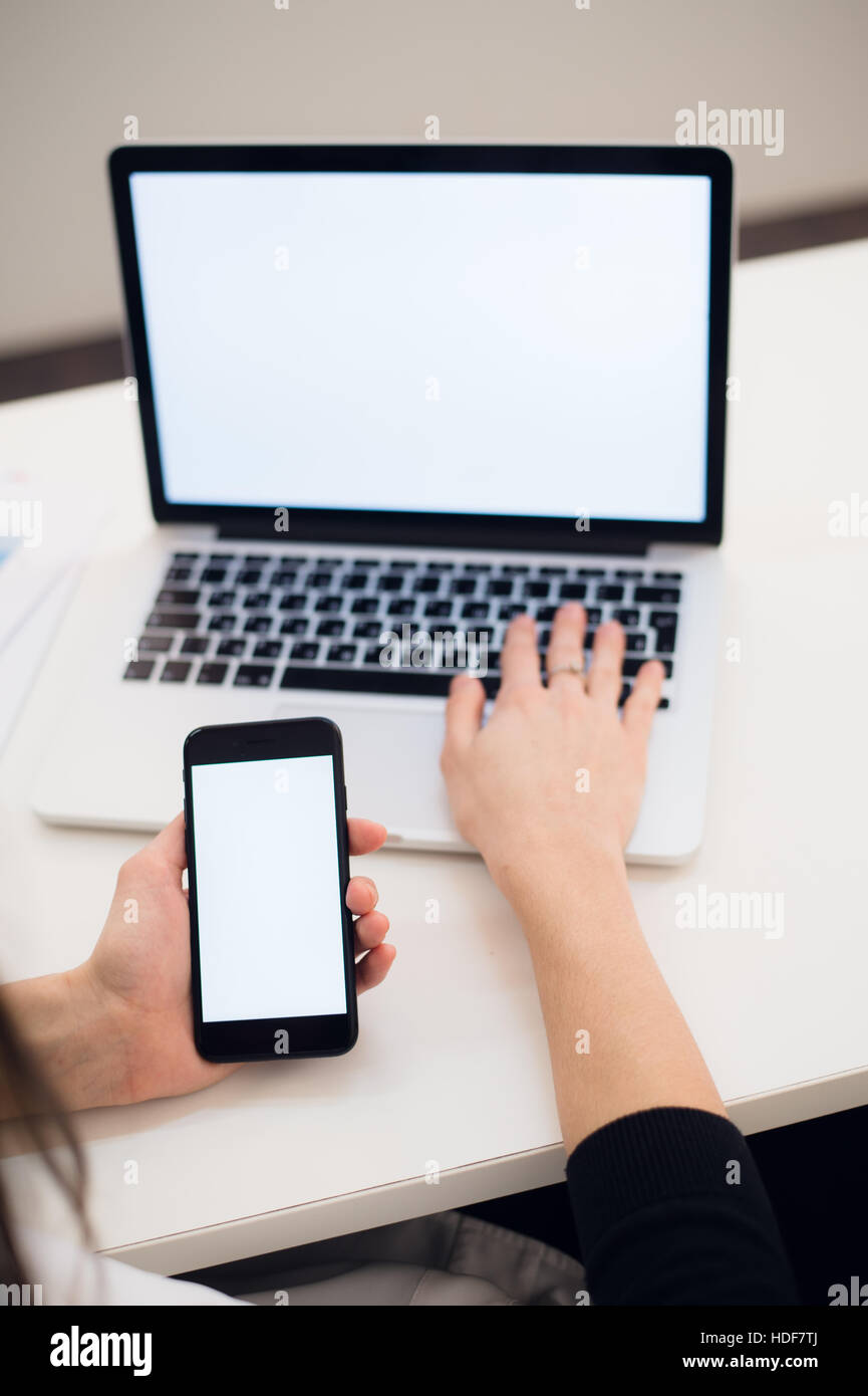 Close Up von Frau Hände mit Handy und Laptop-Computer mit leere Kopie Raum Bildschirm für Ihr Werbung Text Nachricht oder Inhalt. Stockfoto