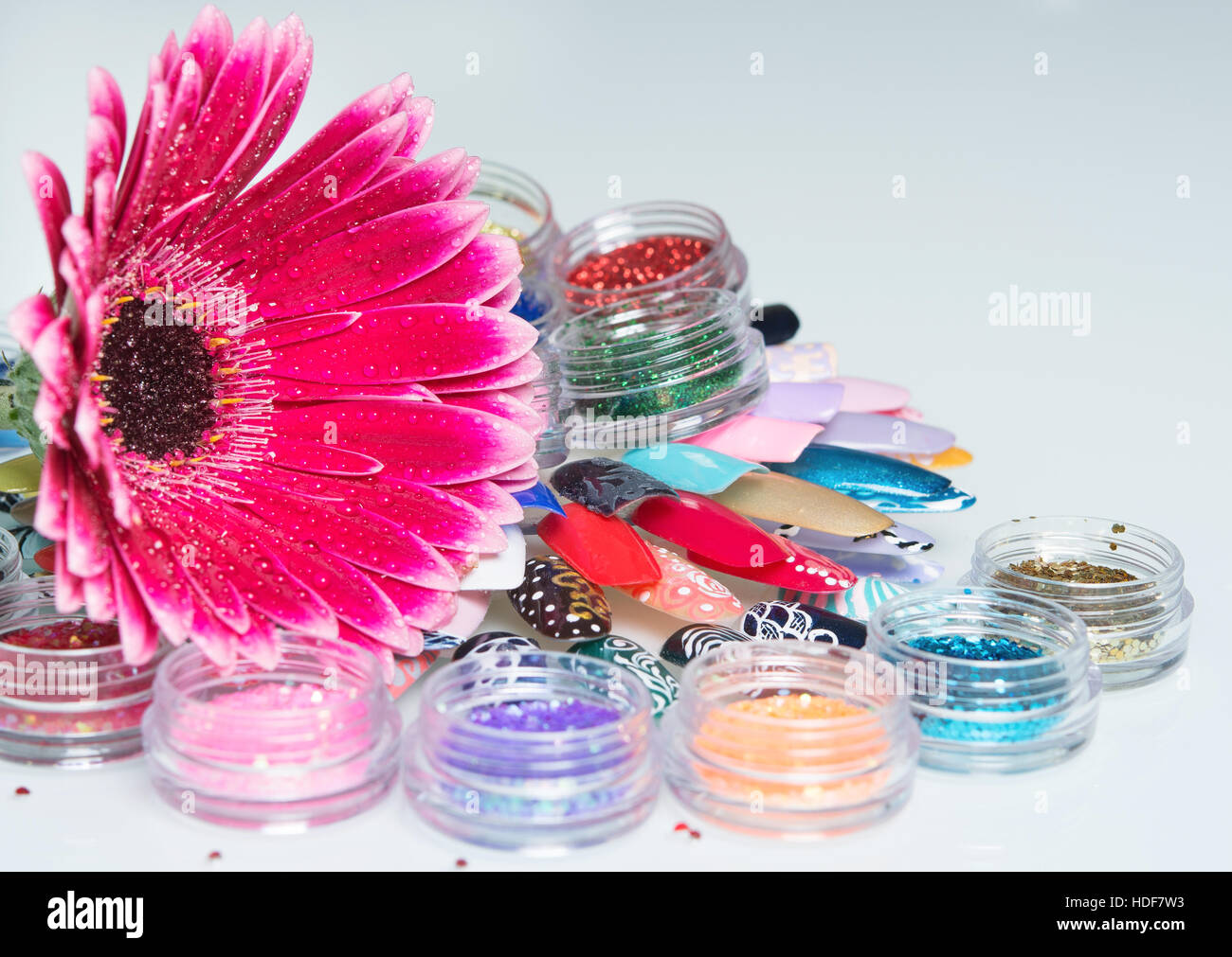 Nagellacke mit Blume Stockfoto