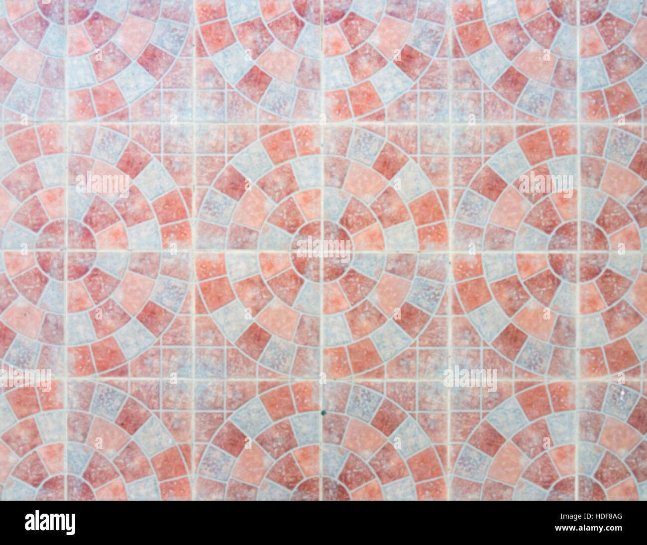 Kreis-Fußboden-Fliese mit Unschärfe Fokus in die Pflasterung des städtischen Parks. () Stockfoto