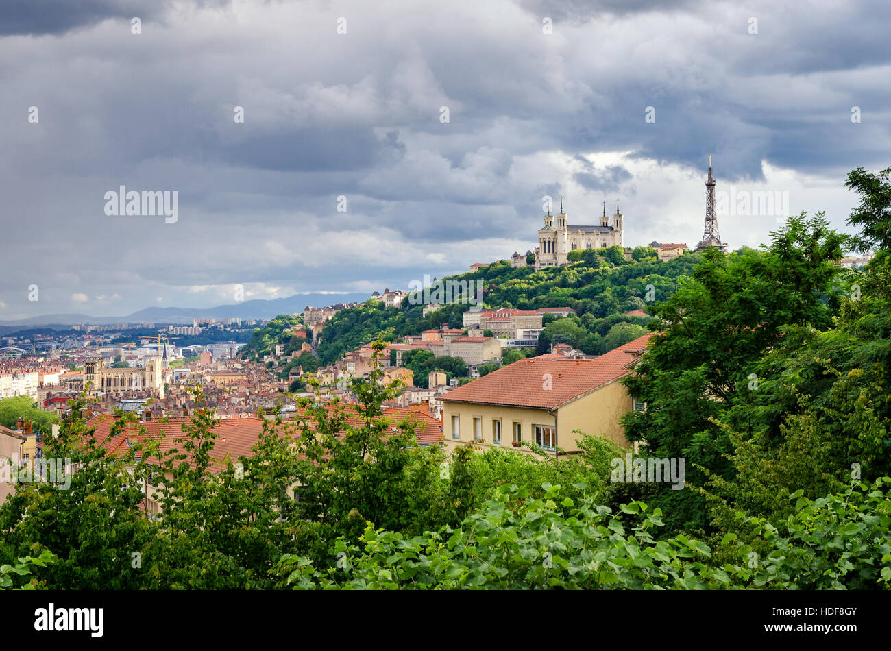 Notre-Dame de Fourvière in Lyon (Frankreich) und metallischen Turm Stockfoto Notre-Dame de Fourvière in Lyon (Frankreich) und metallischen Turm Stockfoto