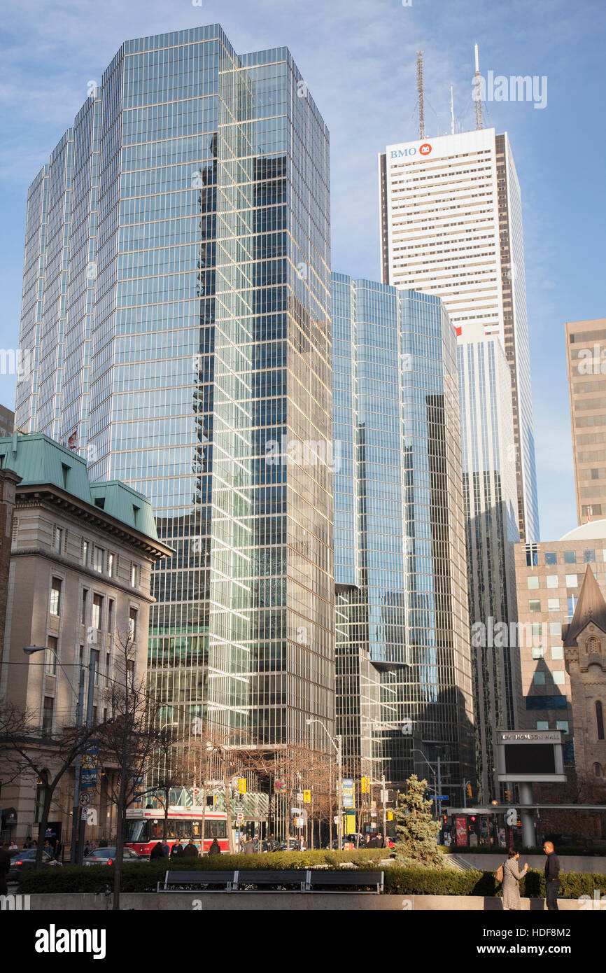 die Innenstadt von Toronto aussehende West entlang der King Street Gebäude im Bankenviertel mit Bank of Montreal Büroturm im Hintergrund Stockfoto