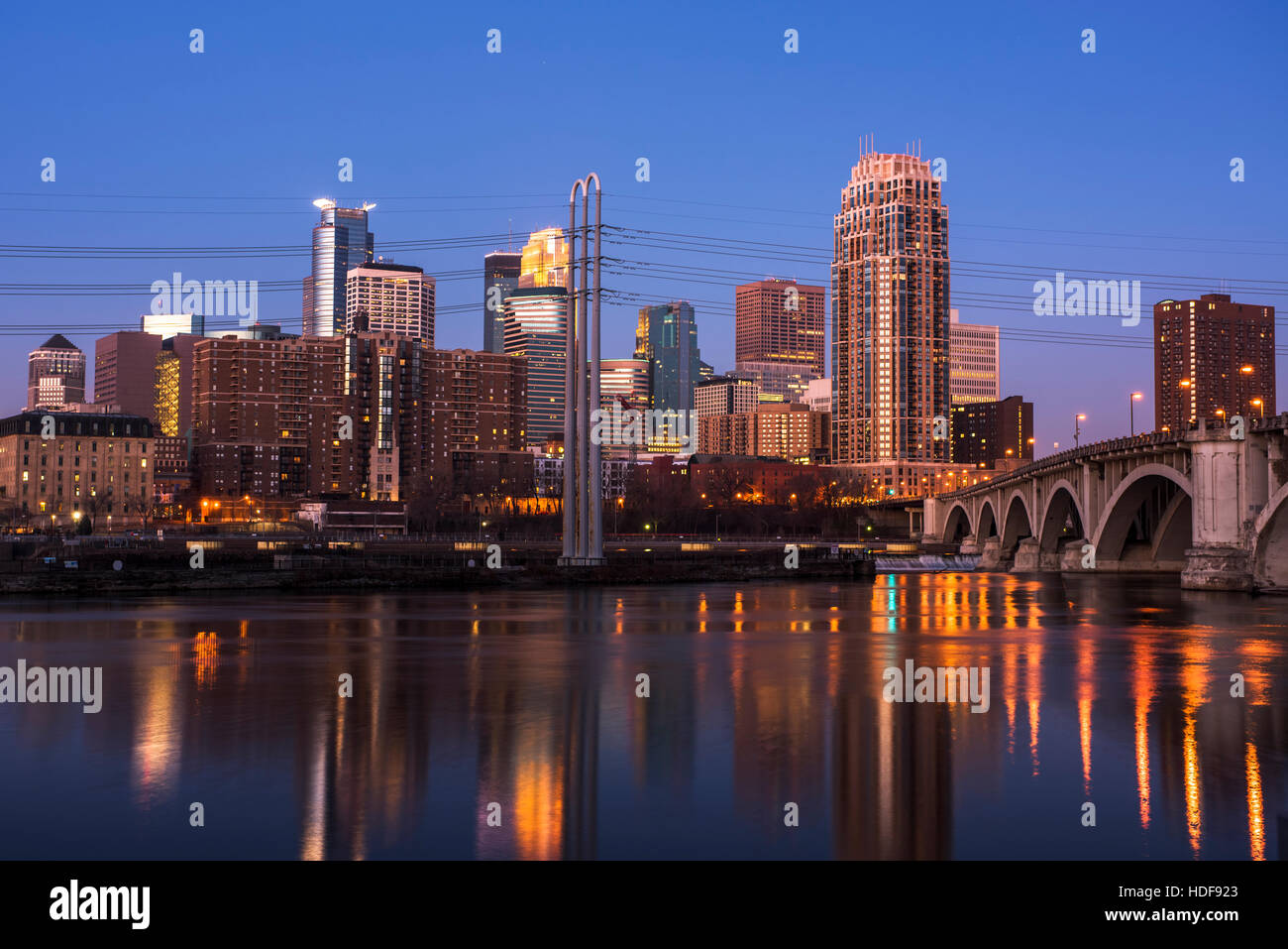 Minneapolis Skyline in der Morgendämmerung mit den Mississippi River in den Vordergrund. Stockfoto