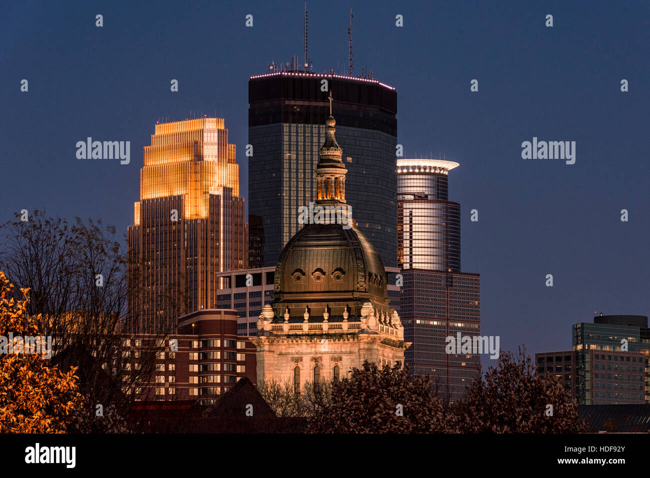 Minneapolis Skyline mit der Basilika der hl. Maria im Vordergrund. Stockfoto