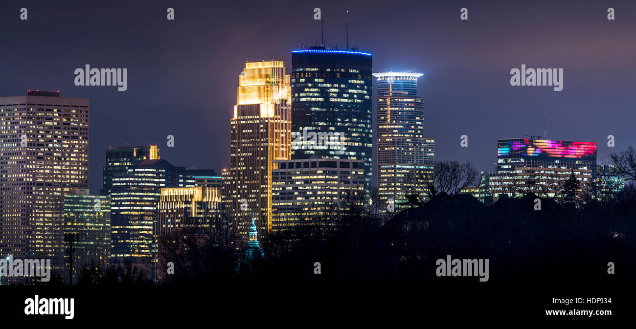 Minneapolis Skyline bei Nacht von Cedar Lake Parkway. Stockfoto