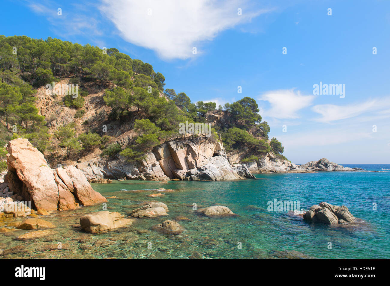 Küste mit Felsen an der Costa Brava in Spanien Stockfoto