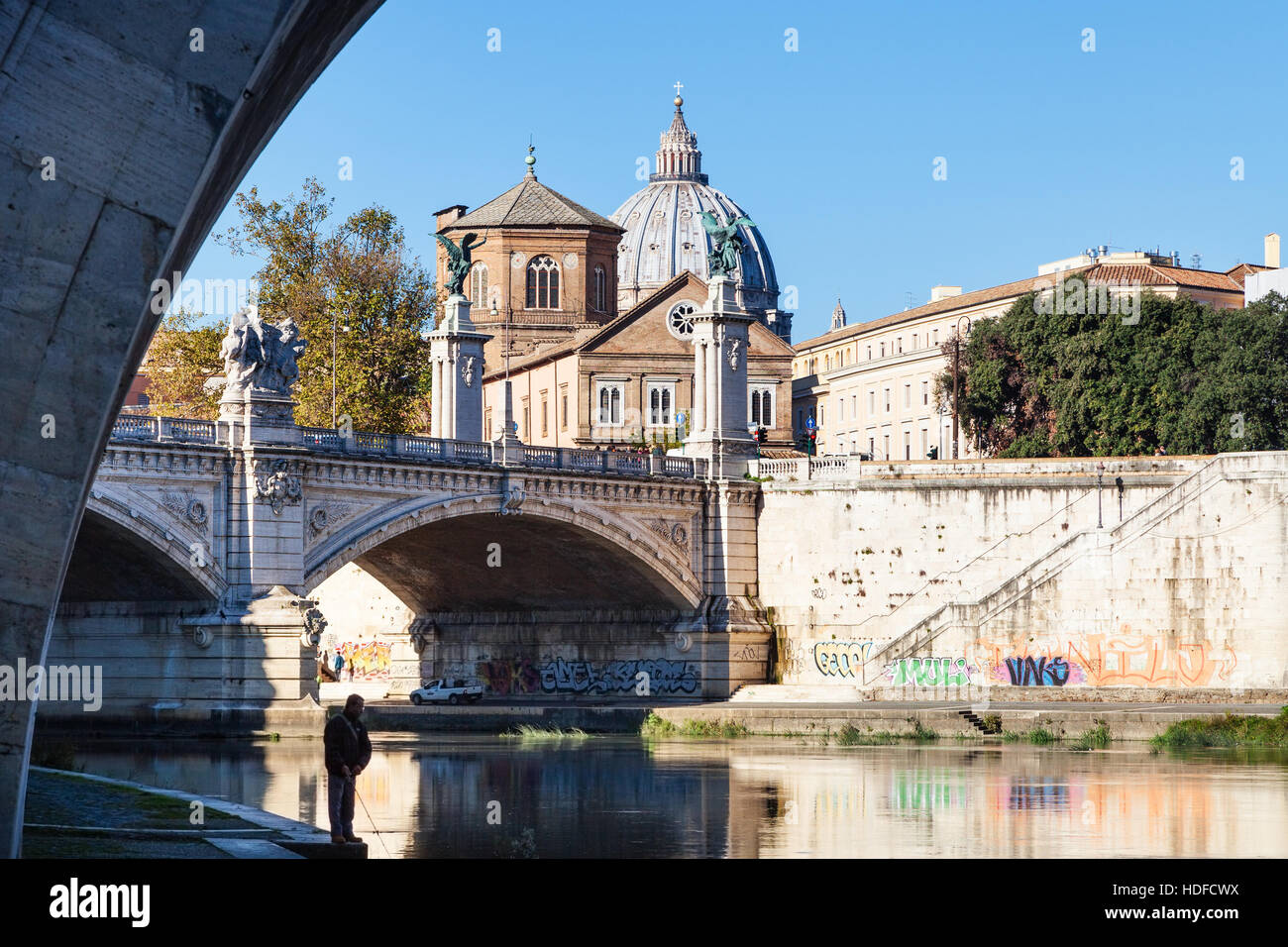 Rom, Italien - 31. Oktober 2016: Ufer des Tibers Fischer mit Blick auf die Brücke Ponte Vittorio Emanuele II, die Kuppel von St. Peter Basili Stockfoto