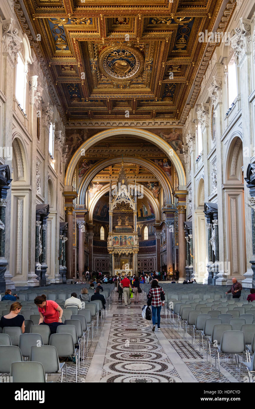 Rom, Italien - 31. Oktober 2016: Kirchenschiff der päpstlichen Erzbasilika des Johanniterordens in Laterano (Basilica di San Giovanni in Laterano). Es ist die Kathedrale von Rom und t Stockfoto