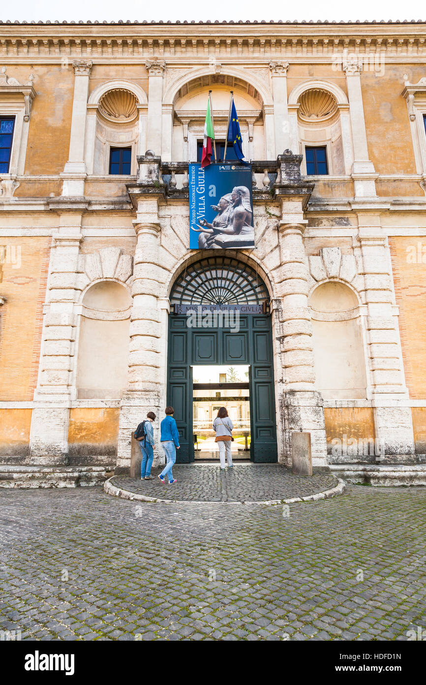 Rom, Italien - 1. November 2016: Geben Sie Touristen in Villa Giulia, Museo Nazionale Etrusco (Etruskischen Nationalmuseum), große Sammlung der etruskischen Kunst und Stockfoto