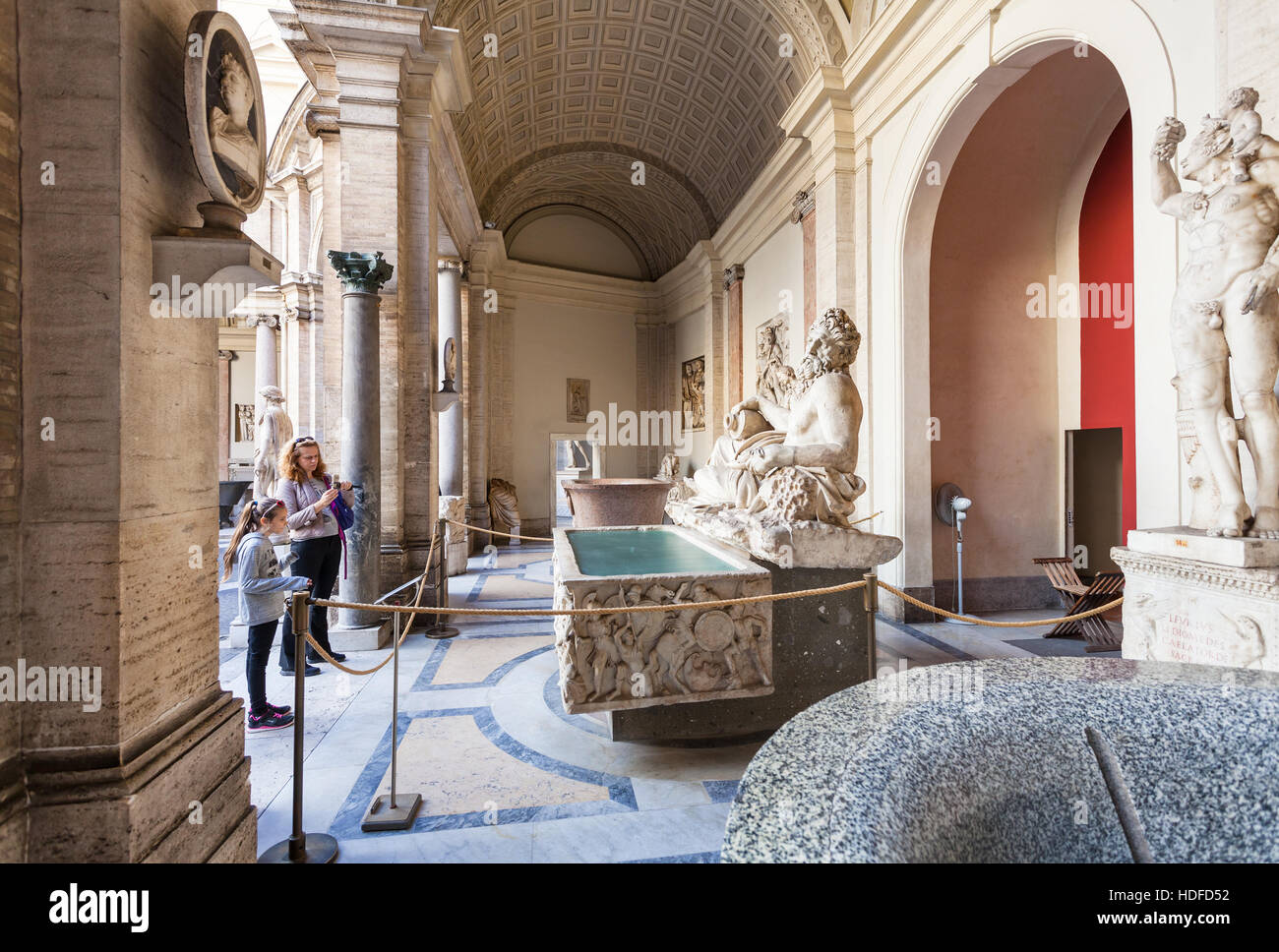 Vatikan, Italien - 2. November 2016: Besucher in der Nähe von Sarkophag mit Statue der Personifikation der Tigris-Fluss Skulptur in der Galerie der Statuen, offene logg Stockfoto