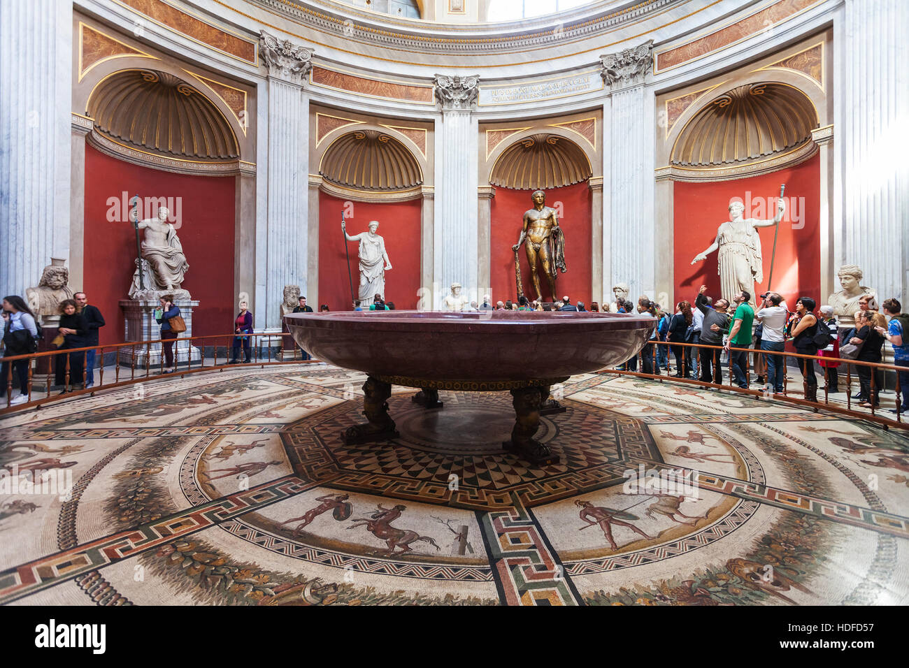 Vatikan, Italien - 2. November 2016: Besucher in der Nähe von Statuen, Herkules Figur und Runde monolithischen Porphyr-Becken im runden Raum der Pio-Clementino Museum ich Stockfoto