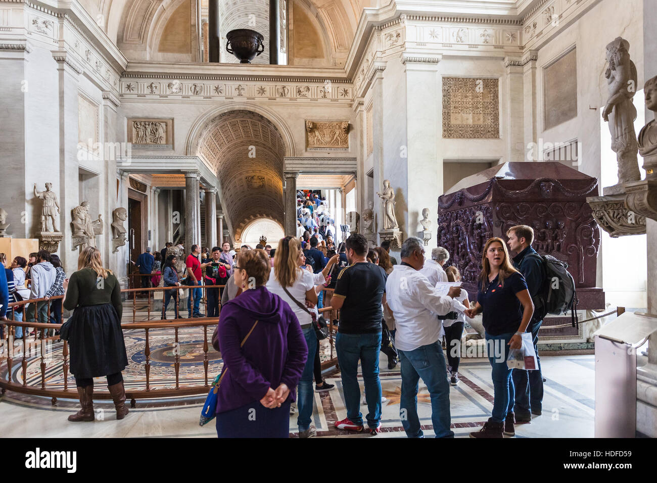 Vatikan, Italien - 2. November 2016: Besucher in griechischen Kreuzes Raum mit einem 3. Jahrhundert Mosaik aus Tusculum und zwei Sarkophage in rotem Porphyr, in Pio-Cle Stockfoto