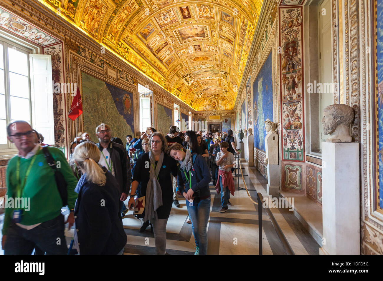 Vatikan, Italien - 2. November 2016: Viele Besucher in die Galerie der Landkarten in den Vatikanischen Museen. Galerie mit topographische Karten von Italien basierte o gemalt Stockfoto