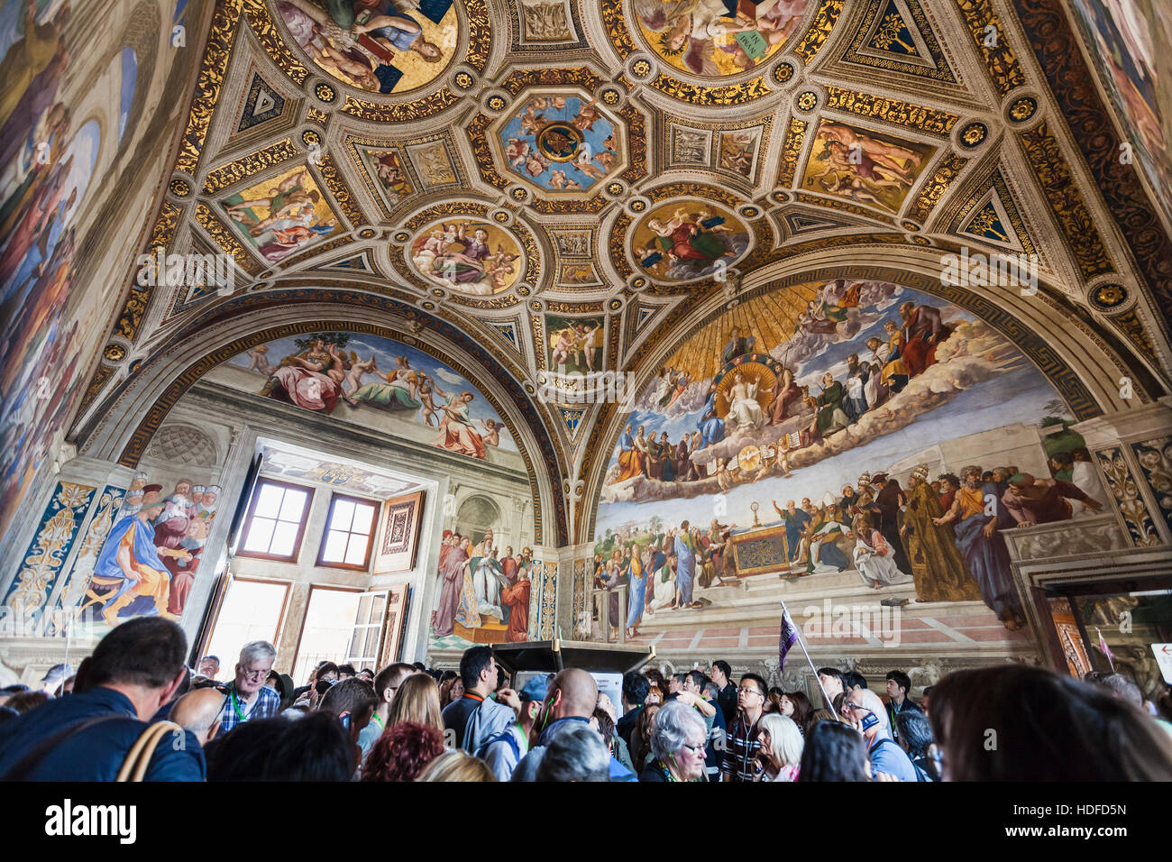 Vatikan, Italien - 2. November 2016: Besucher in Stanza della Segnatura (Zimmer von der Signatur) von Raffaels Fresken Raffaels (Stanze dekoriert Stockfoto