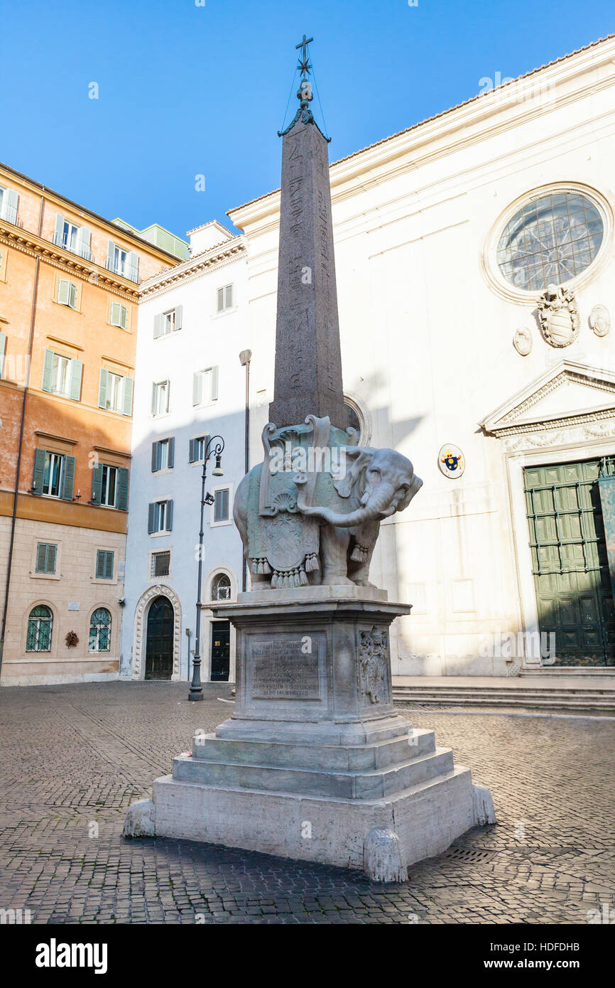 Reisen Sie nach Italien - Elefant und Obelisk von Bernini und die Basilika der Heiligen Maria über Minerva (Kirche Santa Maria Sopra Minerva) auf Platz Piazza della M Stockfoto
