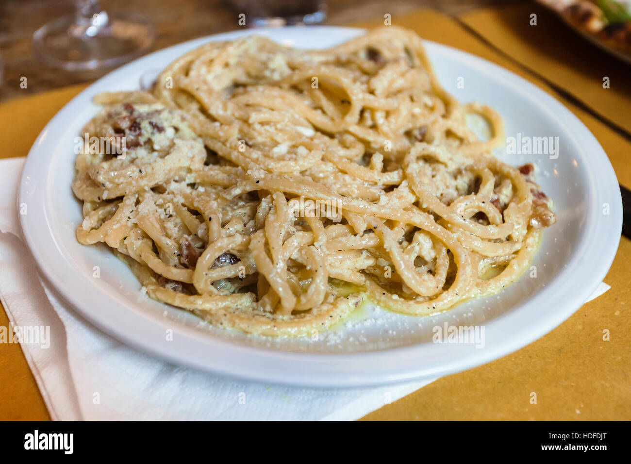 Reisen Sie nach Italien - Spaghetti Ala Carbonara auf weißen Teller in Rom Stockfoto
