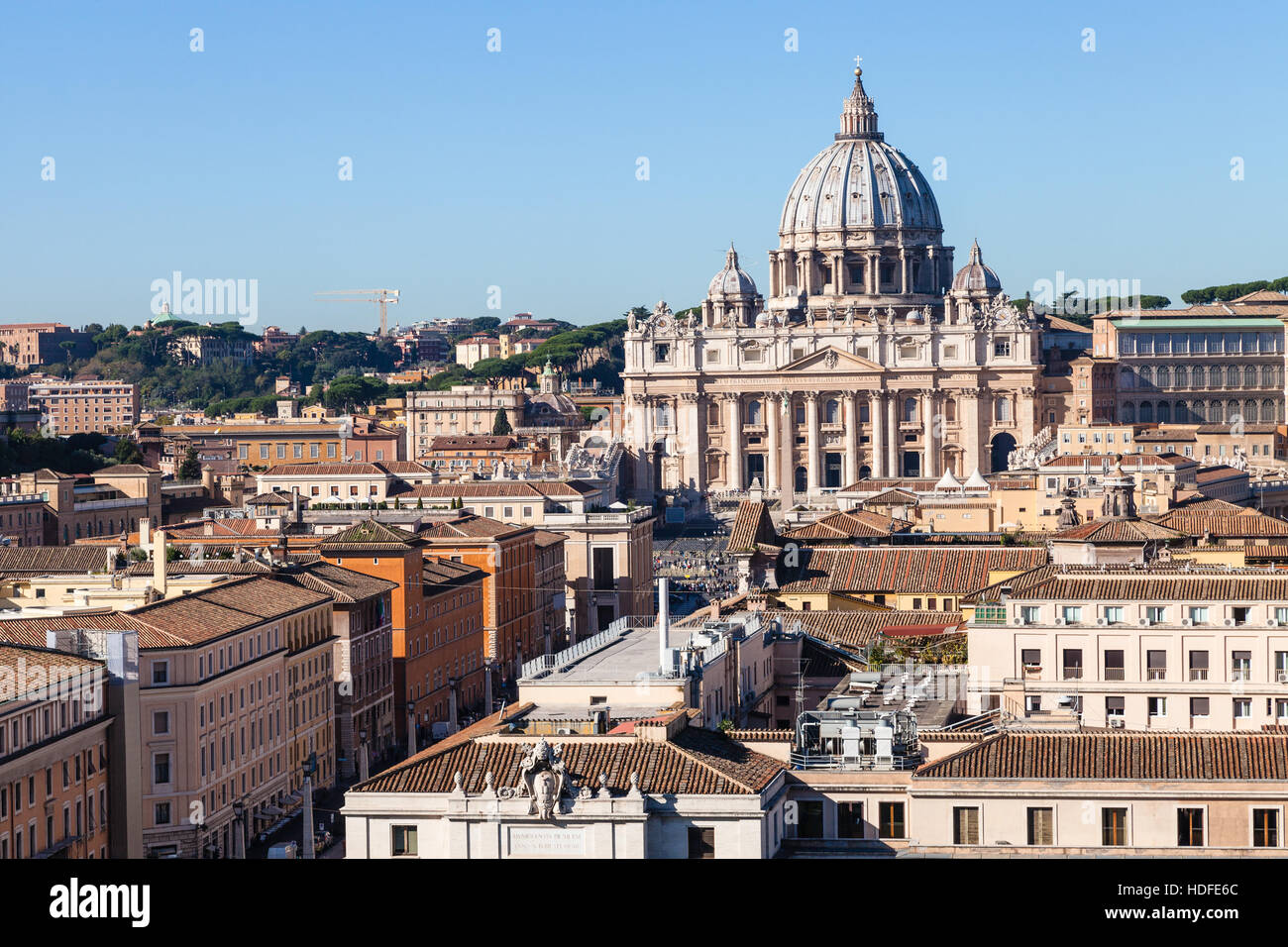 Reisen Sie nach Italien - Blick auf St. Peter Basilika in Vatican Stadt und Straße via Conciliazione in Rom vom Castel der Heiligen Engel Stockfoto