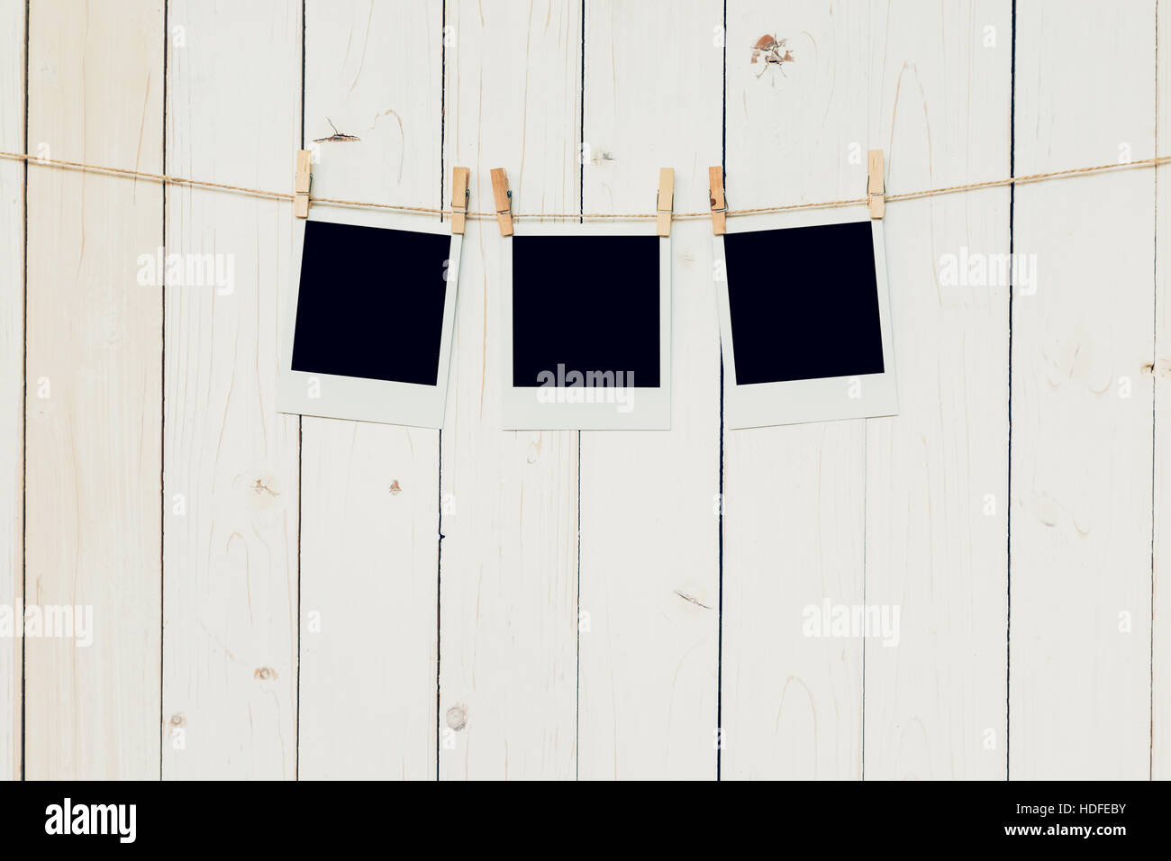 Drei 3 leere Bilderrahmen hängen weiße Holz Hintergrund mit dem Raum. Stockfoto