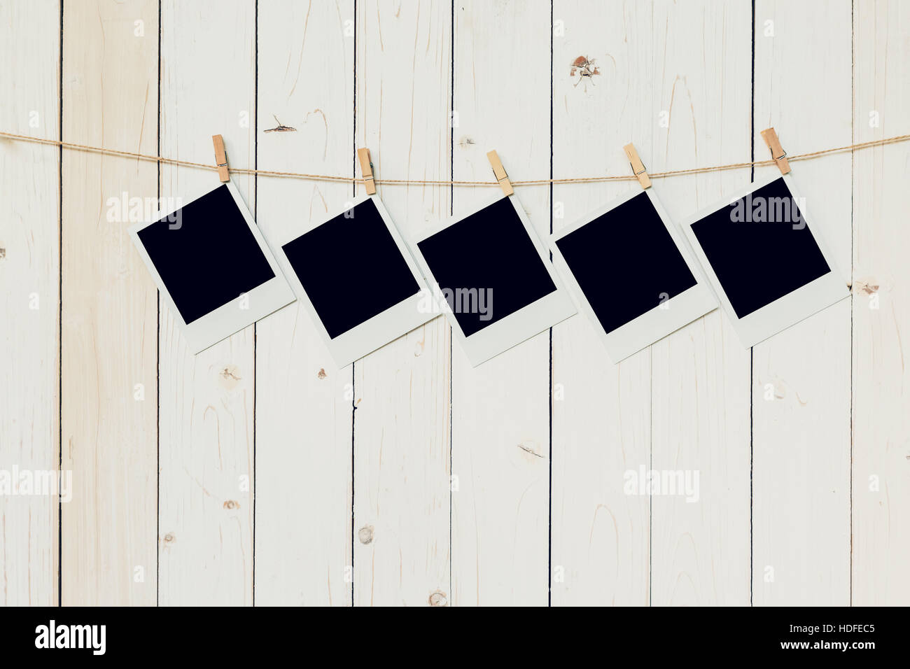 Fünf 5 leere Bilderrahmen hängen weiße Holz Hintergrund mit dem Raum. Stockfoto