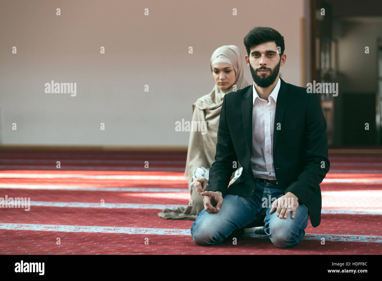 Muslimischen Mann und Frau in der Moschee beten Stockfotografie Alamy