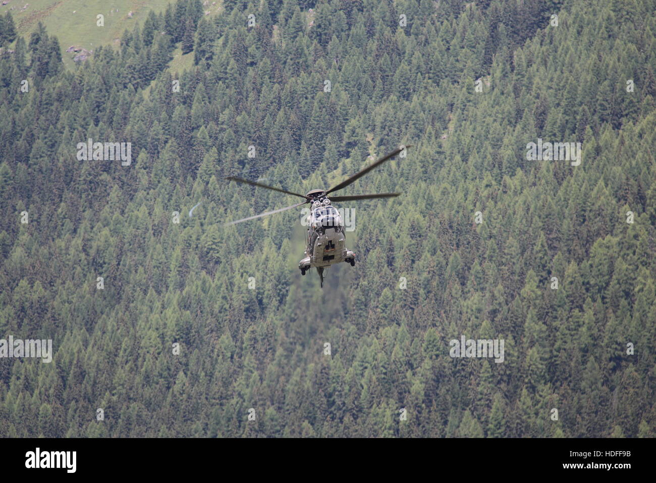 Schweizer Luftwaffe Hubschrauber von spektakulären Winkel Stockfoto