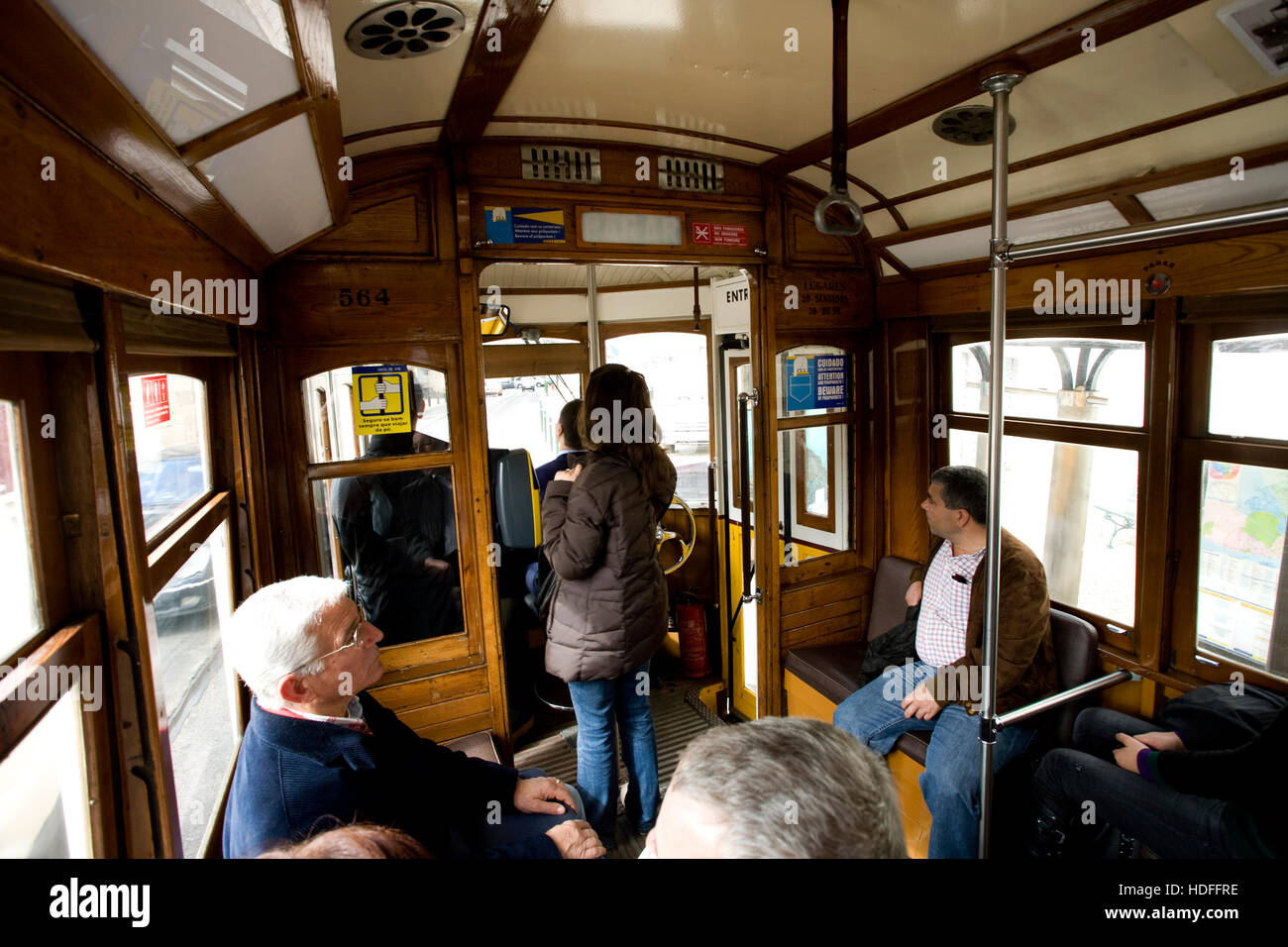 Im Inneren Straßenbahn der berühmten Electrico 28, alten, Lissabon, Portugal, Europa Stockfoto