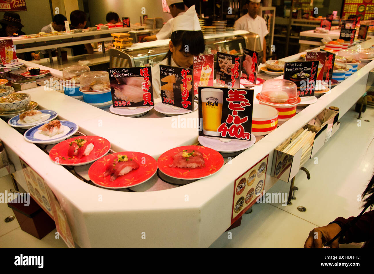 Japanische Leute und Reisende Ausländer Essen Sushi vom Sushi-Förderband im japanischen Restaurant in Shinjuku am 21. Oktober 2016 in Tokio, Japan Stockfoto
