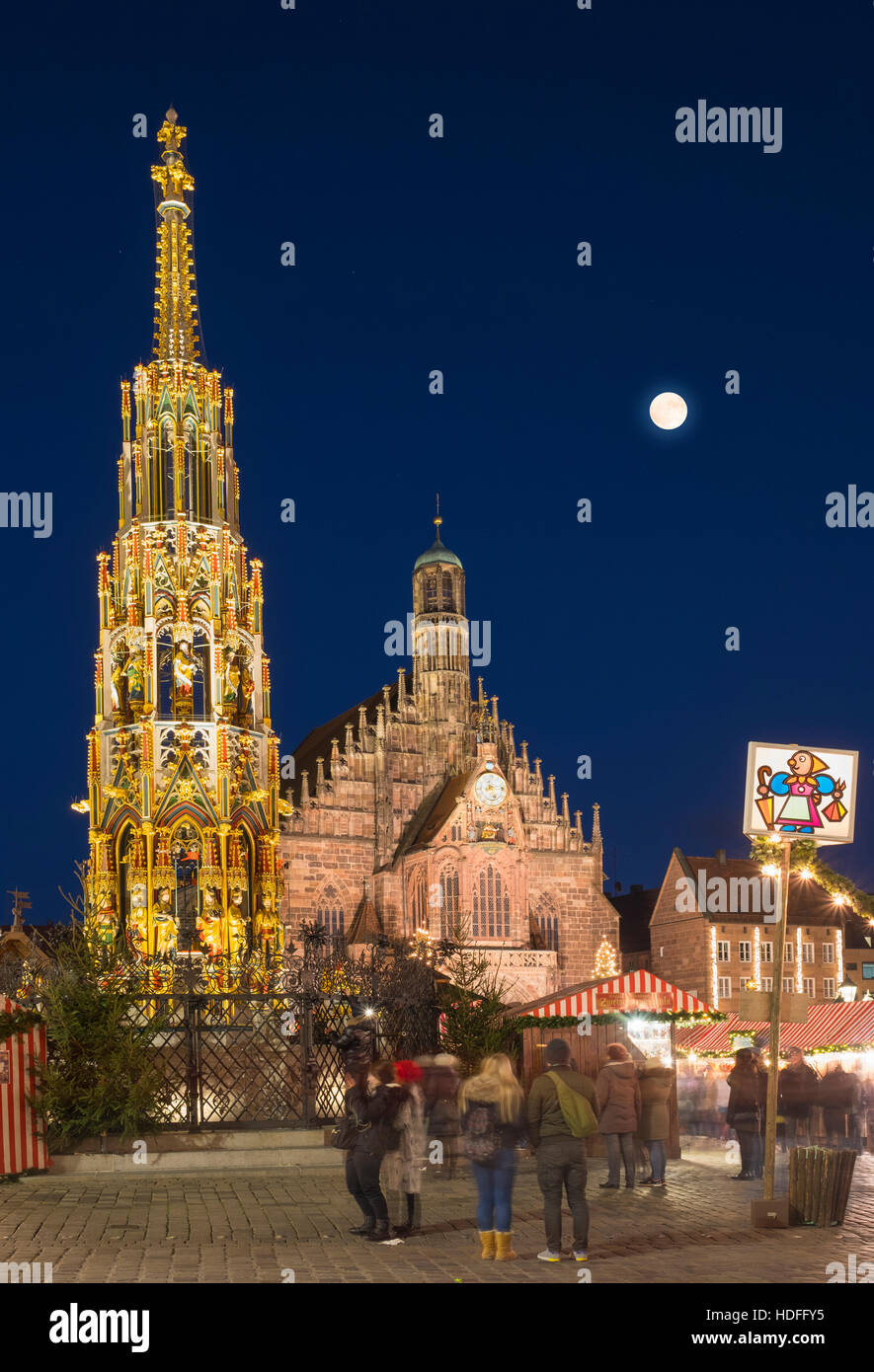 Schöner Brunnen und der Frauenkirche mit Nürnberger Weihnachtsmarkt, Vollmond, Nachtszene, Nürnberg, Mittelfranken Stockfoto