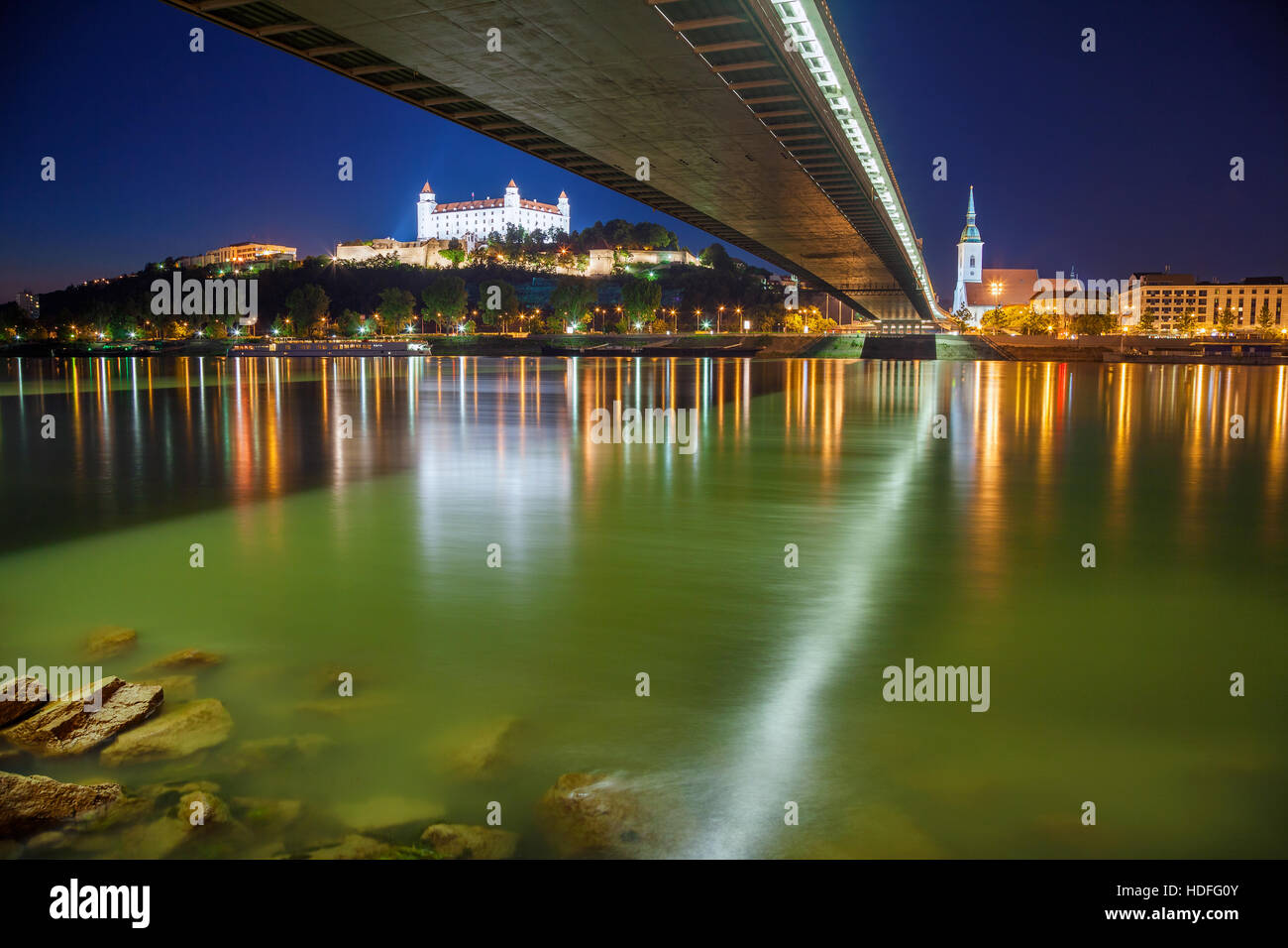 Bratislava, Slowakei. Stadtbild Bild von Bratislava am Flussufer in der Nacht. Stockfoto