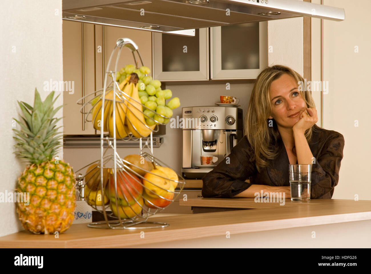 Blonde Frau in einer Küche Stockfoto